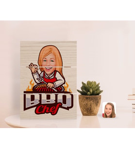 BK Gift Kişiye Özel Kadın Barbekü Chef Karikatürlü Otantik Masaüstü Ahşap Palet Çerçeve-1 (Beyaz)