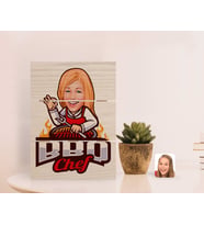 BK Gift Kişiye Özel Kadın Barbekü Chef Karikatürlü Otantik Masaüstü Ahşap Palet Çerçeve-1 (Beyaz)
