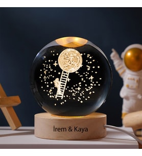 Kişiye Özel Işıklı Ahşap Kaideli Aya Çıkan Astronot Cam Küre 8cm*6cm