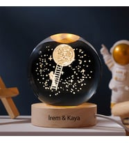 Kişiye Özel Işıklı Ahşap Kaideli Aya Çıkan Astronot Cam Küre 8cm*6cm