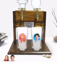 BK Gift Kişiye Özel Renkli Baskılı Erkek Ve Kadın Karikatürlü İkili Rakı Bardağı ve Çift Musluklu Doğal Ahşap Rakı Standı-9 (Model 1)