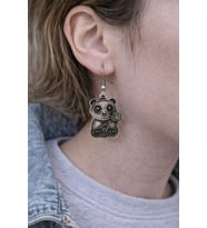 Lucky Panda Charm – Çiçek Detaylı Panda Figürlü Gümüş Renk Unisex Sallantılı Küpe