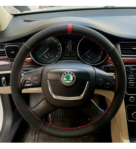 DİKİŞLİ DİREKSİYON KILIFI KARBON NUBUK KIRMIZI YÜZÜK KIRMIZI DİKİŞLİ SKODA SUPER B İÇİN