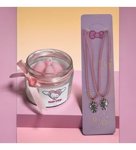 Hello Kitty Hediye Seti – 1 Adet Çilek Kokulu Hello Kitty Mum + 2 Adet Hello Kitty Kolye (Şeker Pembesi)