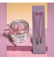 Hello Kitty Hediye Seti – 1 Adet Çilek Kokulu Hello Kitty Mum + 2 Adet Hello Kitty Kolye (Şeker Pembesi)