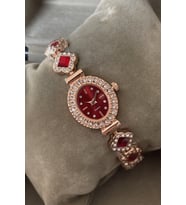 Minimal Oval Kadın Kol Saati Zirkon Taşlı Özel Kutulu Taşlı Metal Kordon Rose Gold Kırmızı Renk Yılbaşı Hediyesi Arkadaşa Sevgiliye Ablaya Anneye Eşe Hanıma Teyzeye Halaya Doğum Günü Özel Gün Yıl Dönümü Hediyesi Kız Kardeşe Kız Çocuğa