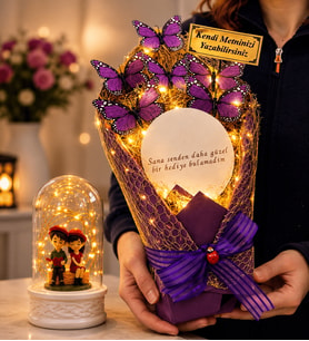 Kişiye Özel Metinli LED Işıklı Aynalı Mor Kelebek Buketi ve LED Işıklı Oturan Çiftli Fanus