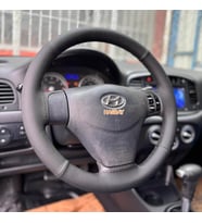DİKİŞLİ DİREKSİYON KILIFI NOKTA / SİYAH DERİ SİYAH DİKİŞLİ HYUNDAİ ACCENT ERA İÇİN