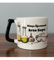 Kişiye Özel Kimya Öğretmeni Deney Zamanı Tam Tur Baskılı Siyah Kulplu D Kupa (Beyaz)