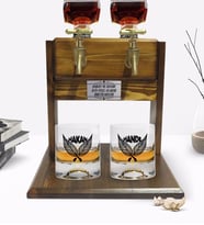 BK Gift Kişiye Özel Renkli Baskılı İsimli İkili Viski Bardağı ve Çift Musluklu Doğal Ahşap Viski Standı-23 (Model 1)