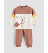 LCW baby Kahverengi Bisiklet Yaka Uzun Kollu Winnie The Pooh Baskılı Erkek Bebek Sweatshirt Ve Jogger Pantolon 2'li