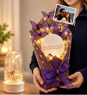 Kişiye Özel Fotoğraflı LED Işıklı Aynalı Mor Kelebek Buketi ve LED Işıklı Unicornlu Fanus