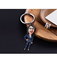 BK Gift Kişiye Özel Patron Anne Karikatürlü Ahşap Anahtarlık-4 Sevgiliye Hediye, Arkadaşa Hediye, Doğum Günü Hediyesi
