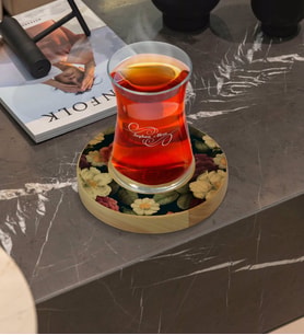 BK Gift Kişiye Özel Çiçekler Tasarımlı Doğal Ahşap Tabaklı Heybeli Çay Bardağı Model 6