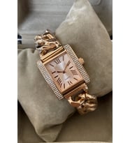 Kenarları Zirkon Taşlı Saat Kutulu Dikdörtgen Kadın Kol Saati Zincir Metal Kordon Rose Gold Renkli Eşinize Hanıma Doğum Günü İçin Yıl Dönümü İçin Sürpriz Hediye Eşinize Sevgiliye Ablaya Anneye Teyzeye Halaya Kız Kardeşe Çocuğa