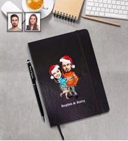 Kişiye Özel Yılbaşı Sevgili Karikatürlü Siyah Defter Kalem Hediye Seti Model-7