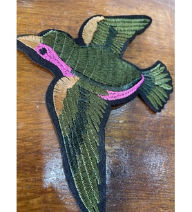 14X19 CM YEŞİL PEMBE UÇAN KUŞ NAKIŞ İŞLEMELİ APLİKE ARMA DİKİŞ HOBİ AKSESUARI