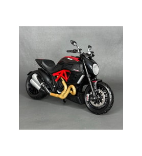 Ducati X Diavel Carbon 1:12 Diecast Motosiklet Model – Lisanslı Metal Maket Oyuncak & Biblo
