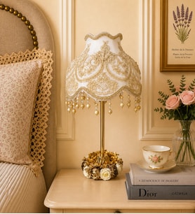 Ekru Kadife Kaplı Çiçek Dekorlu Gold İşlemeli Başlık Gold Metal Çiçek Ayaklı Klasik Abajur 50x25cm