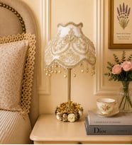 Ekru Kadife Kaplı Çiçek Dekorlu Gold İşlemeli Başlık Gold Metal Çiçek Ayaklı Klasik Abajur 50x25cm