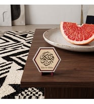 Kûn Fe Yekûn Yazılı ve Kaligrafik Desenli Masaüstü Süsü Kahve Köşelerinizi Tamamlayan Modern ve Estetik Bir Görünüm Sunar 10x10 cm