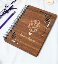 Kişiye Özel Anne Bebek Temalı Ahşap Kapaklı Defter - Ajanda - İsme Özel - A5 60 Yaprak (120 SAYFA) Hediyelik (Gümüş)
