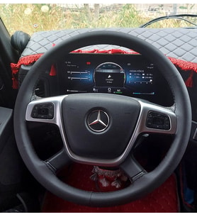 DİKİŞLİ DİREKSİYON KILIFI SİYAH DERİ SİYAH DİKİŞLİ MERCEDES ACTROS 1841 İÇİN (fotoğraftaki direksiyonlar)