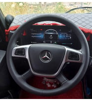 DİKİŞLİ DİREKSİYON KILIFI SİYAH DERİ SİYAH DİKİŞLİ MERCEDES ACTROS 1841 İÇİN (fotoğraftaki direksiyonlar)