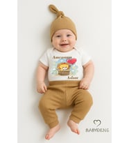 BABYDEN’S Amcasının Aslanı 3’lü Kısa Kol Bebek Takımı – %100 Pamuk Body, Ribana Pantolon & Bere (Kahverengi)