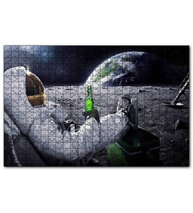 Cakapuzzle Ayda Dünyaya Karşı Bira İçen Astronot Puzzle Yapboz MDF (Ahşap) (120 Parça)