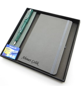 Signator® Codex  N300 Kişiye Özel Defterli Set - İsme Özel Yeşil Dolma Kalem + İsme Özel Gri Defter + Yedek Kartuş İsme Özel Kutusunda Hediyelik Set (Karışık)