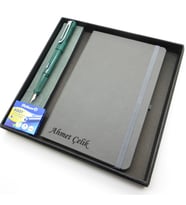 Signator® Codex  N300 Kişiye Özel Defterli Set - İsme Özel Yeşil Dolma Kalem + İsme Özel Gri Defter + Yedek Kartuş İsme Özel Kutusunda Hediyelik Set (Karışık)