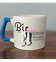 Bir Kadına Doğru Ayakkabıları Verirseniz Baskılı Kadınlar Günü Mavi Kulplu D Kupa