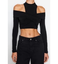 Kadın Moda Şık Üst Giyim Crop Dik Yaka Fitted Kalıp Örme Pencere Cut Out Detaylı Bluz (Siyah)