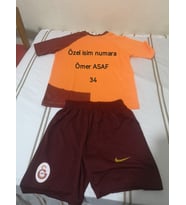 Galatasaray  2023-2024 Sezon ÇOCUK FORMASI 4.LÜ SET ARKASI BOŞ ÖZEL BORDO ŞORT ÇOCUKLARA ÖZEL İSİM NUMARA TÜRK BAYRAĞI LOGOLU (Sarı-Kırmızı)