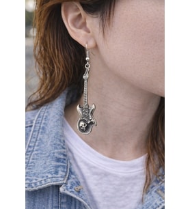 Skull Guitar – Kuru Kafa Detaylı Gümüş Renk Sallantılı Unisex Küpe