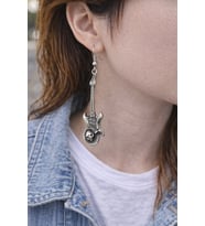 Skull Guitar – Kuru Kafa Detaylı Gümüş Renk Sallantılı Unisex Küpe