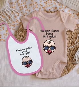 BK Kids Kişiye Özel Mekanın Sahibi Tasarımlı Pembe %100 Pamuklu Kısa Kol Bebek Body Zıbın ve Mama Önlüğü Hediye Seti