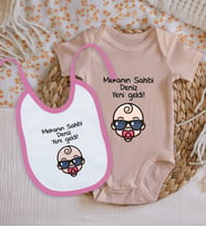 BK Kids Kişiye Özel Mekanın Sahibi Tasarımlı Pembe %100 Pamuklu Kısa Kol Bebek Body Zıbın ve Mama Önlüğü Hediye Seti