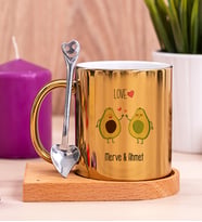 Kişiye Özel Sevimli Avokado Desenli Ahşap Altlıklı Gold Kupa Bardak