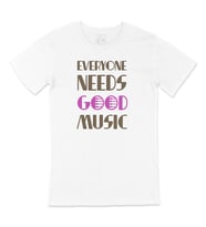 Pembe Everyone Needs Good Music Tişört