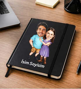 Kişiye Özel Çift Karikatürlü Defter – Fotoğraflı Sevgiliye Özel İsimli Romantik Hediye Renk Siyah ve Beyaz