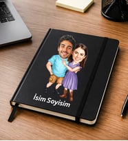 Kişiye Özel Çift Karikatürlü Defter – Fotoğraflı Sevgiliye Özel İsimli Romantik Hediye Renk Siyah ve Beyaz