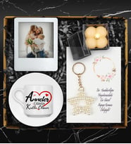 Anneler Gününe Özel Tasarımlı Fincan & Beyaz Fotoğraf Çerçevesi & Mum & Yıldız Anahtarlık Hediye Seti