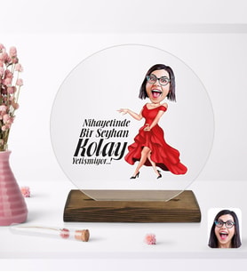 BK Gift Kişiye Özel Kadın Kolay Yetişmiyor Karikatürlü Yuvarlak Ahşap Standlı Biblo-1