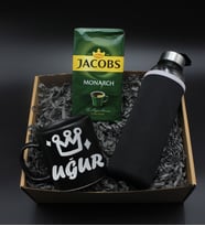 Sevgililer Gününe Özel H2O Kılıflı Cam Suluk& Kişiye Özel Baskılı Siyah Kupa & Jacobs Filtre Kahve Hediye Seti (Model 1)