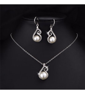 Trend Collections, Zirkon Taş İşlemeli, Beyaz İnci,  Gümüş  Takı Seti, Ahşap Kutu içerisinde