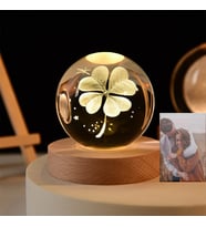 Kişiye Özel Fotoğraf Hediyeli Büyük Boy Işıklı Ahşap Kaideli Yonca Temalı Cam Küre 8cm