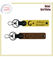 Aşkı Yaşat – Çocuk Ve Ayyıldız Desenli Kişisel Deri Anahtarlık Hediyelik Set x2, Sarı-Kahve