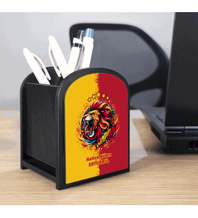 BBaskı  Kişiye Özel İsim Yazılı Sarı-Kırmızı Aslan Temalı MDF Kalemlik  Masaüstü Düzenleyici  Kalın MDF  7x8x10 cm  Okul Ofis Ev Kullanımı  Taraftar Hediyesi